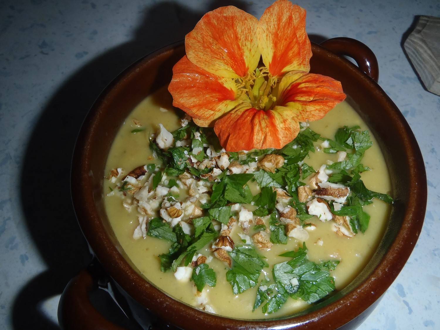 Topinambur-Cremesuppe mit Nüssen und Ingwer