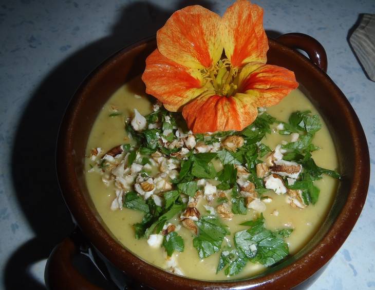 Topinambur-Cremesuppe mit Nüssen und Ingwer