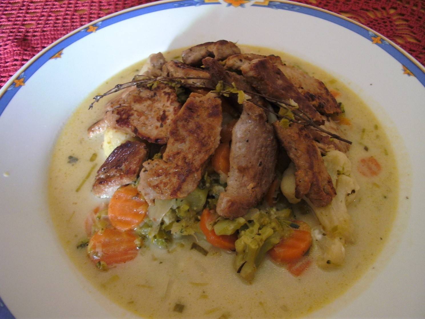 Filetspitzen mit Gemüse in Käsesauce