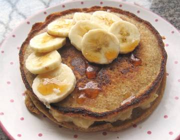 Erdmandelmehlpancakes mit Bananenfülle Erdmandelmehlpancakes mit Bananenfülle