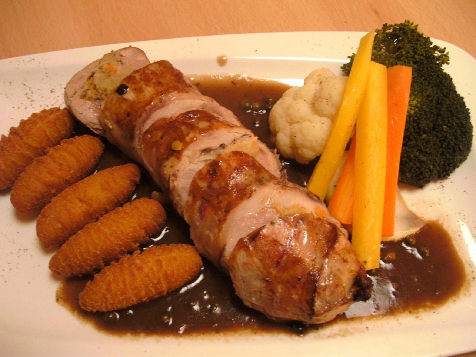 Gefüllte Gänsebrustroulade auf Pfeffersauce