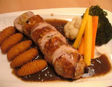 Gefüllte Gänsebrustroulade auf Pfeffersauce