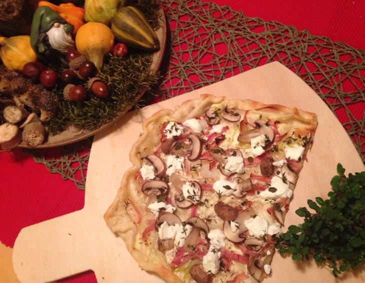 Flammkuchen mit Ziegenkäse und Champignons Flammkuchen mit Ziegenkäse und Champignons