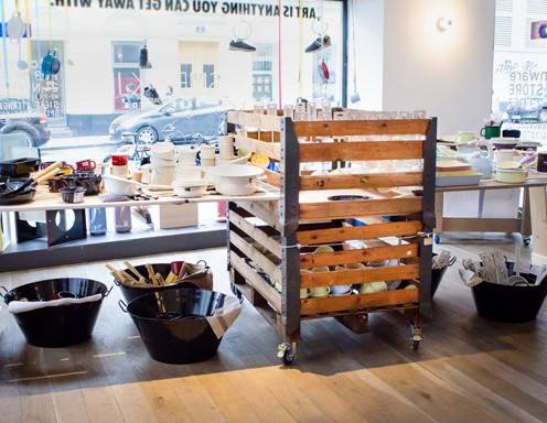 Der Pop-up-Store im "Sneak in" in der Siebensterngasse mit eigenes designten Möbel-Karren von Johanna Riess.