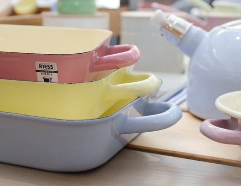 Rosa, gelb oder himmelblau? In diesen Auflaufformen lässt sich auch ein köstlicher Braten zubereiten.