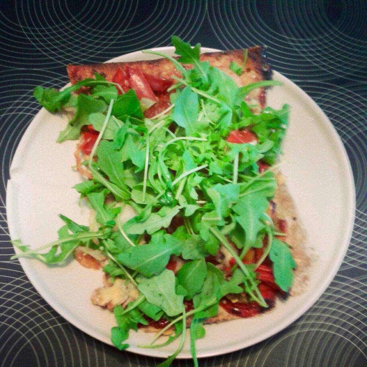 Vollkorn-Flammkuchen mit Rucola und Chili