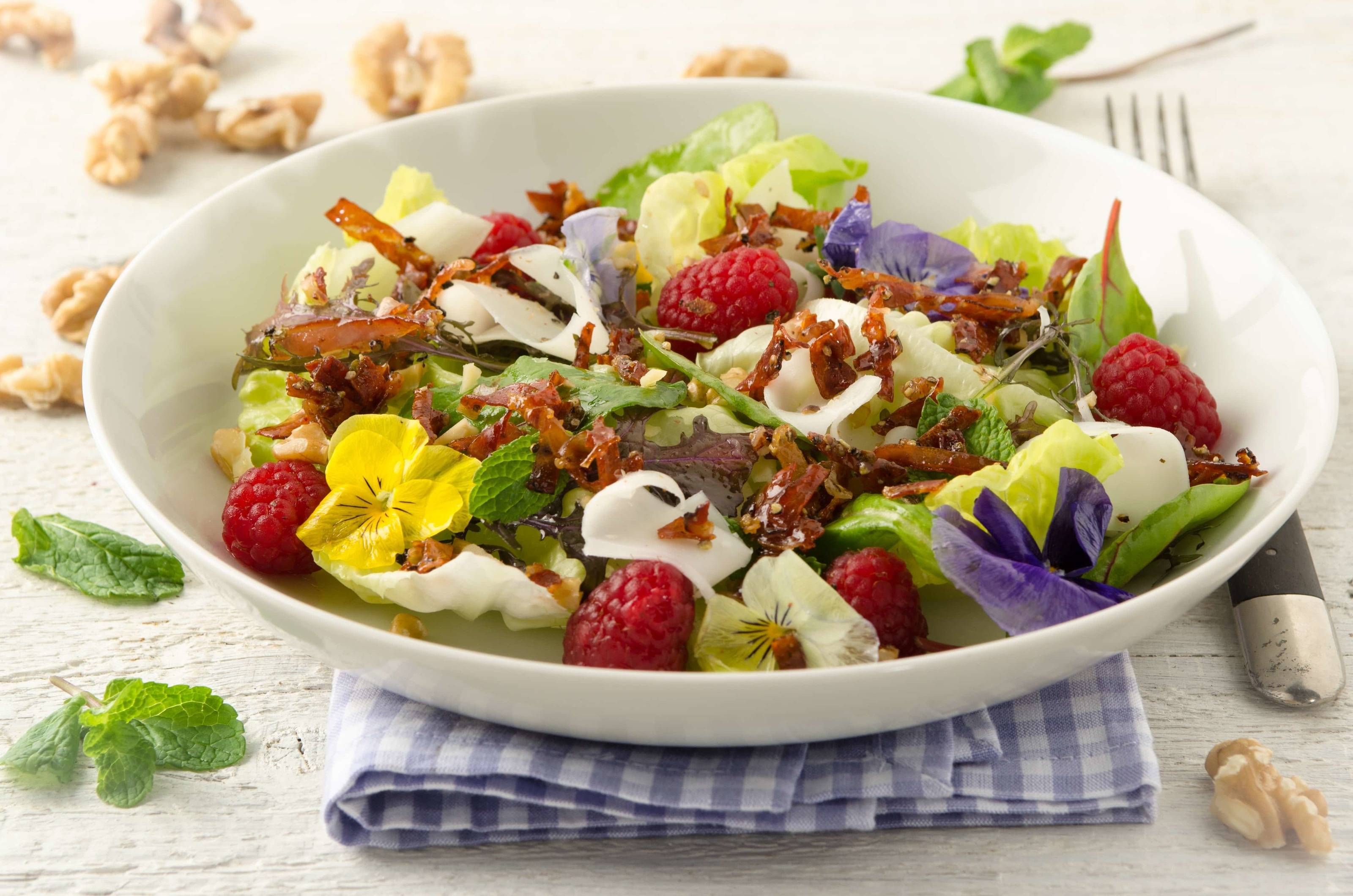 Knuspriger Honig-Speck auf Häuptelsalat mit Tiroler Ziegenkäse