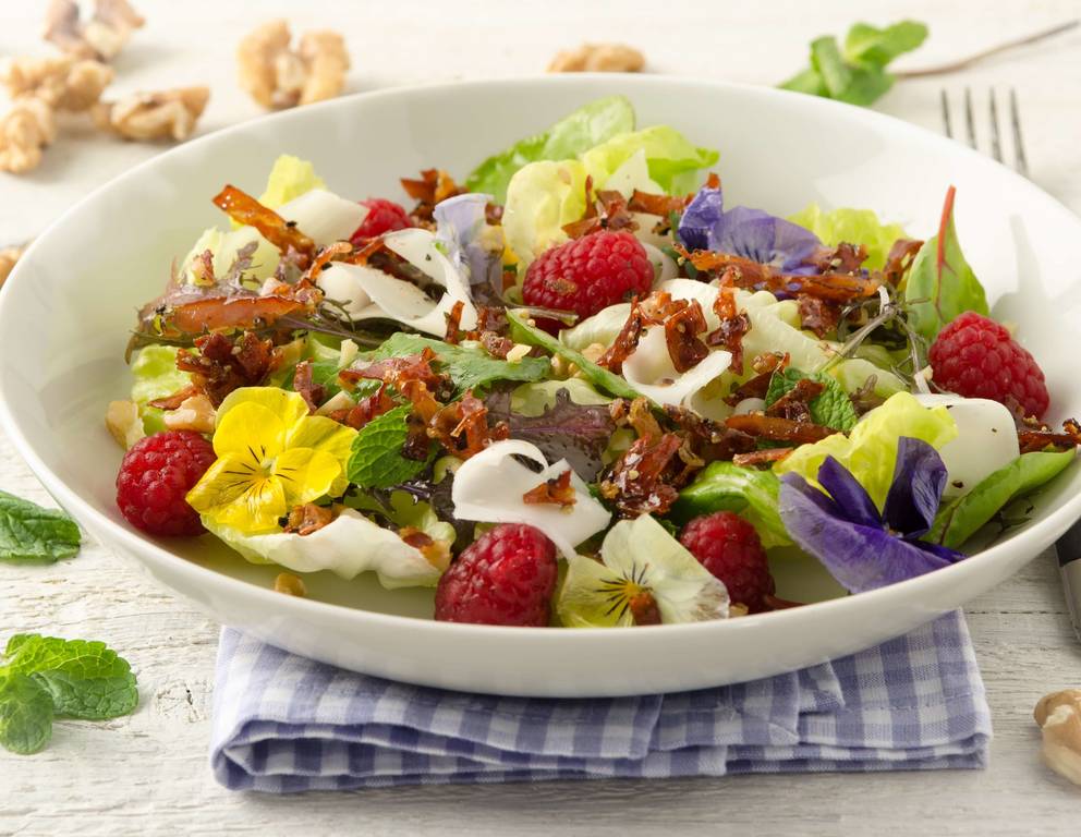 Knuspriger Honig-Speck auf Häuptelsalat mit Tiroler Ziegenkäse Knuspriger Honig-Speck auf Häuptelsalat mit Tiroler Ziegenkäse