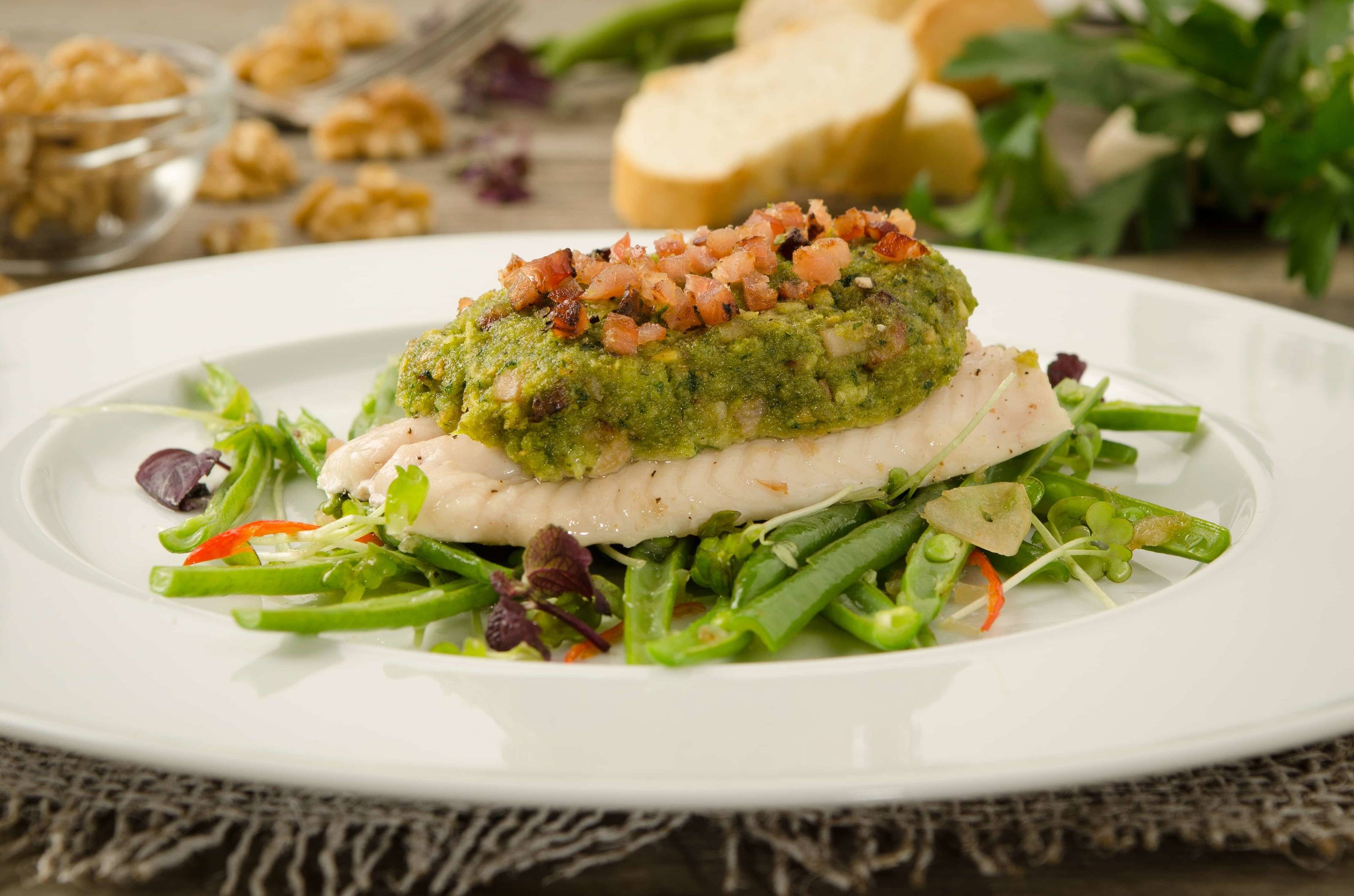 Gebratenes Saiblingsfilet mit Speck-Apfel-Kruste auf lauwarmen Fisolensalat Rezept