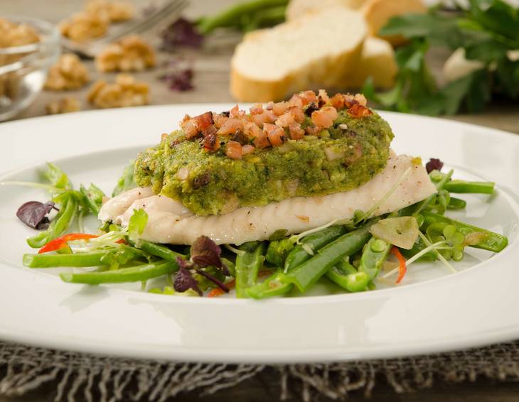 Gebratenes Saiblingsfilet mit Speck-Apfel-Kruste auf lauwarmen Fisolensalat Gebratenes Saiblingsfilet mit Speck-Apfel-Kruste auf lauwarmen Fisolensalat