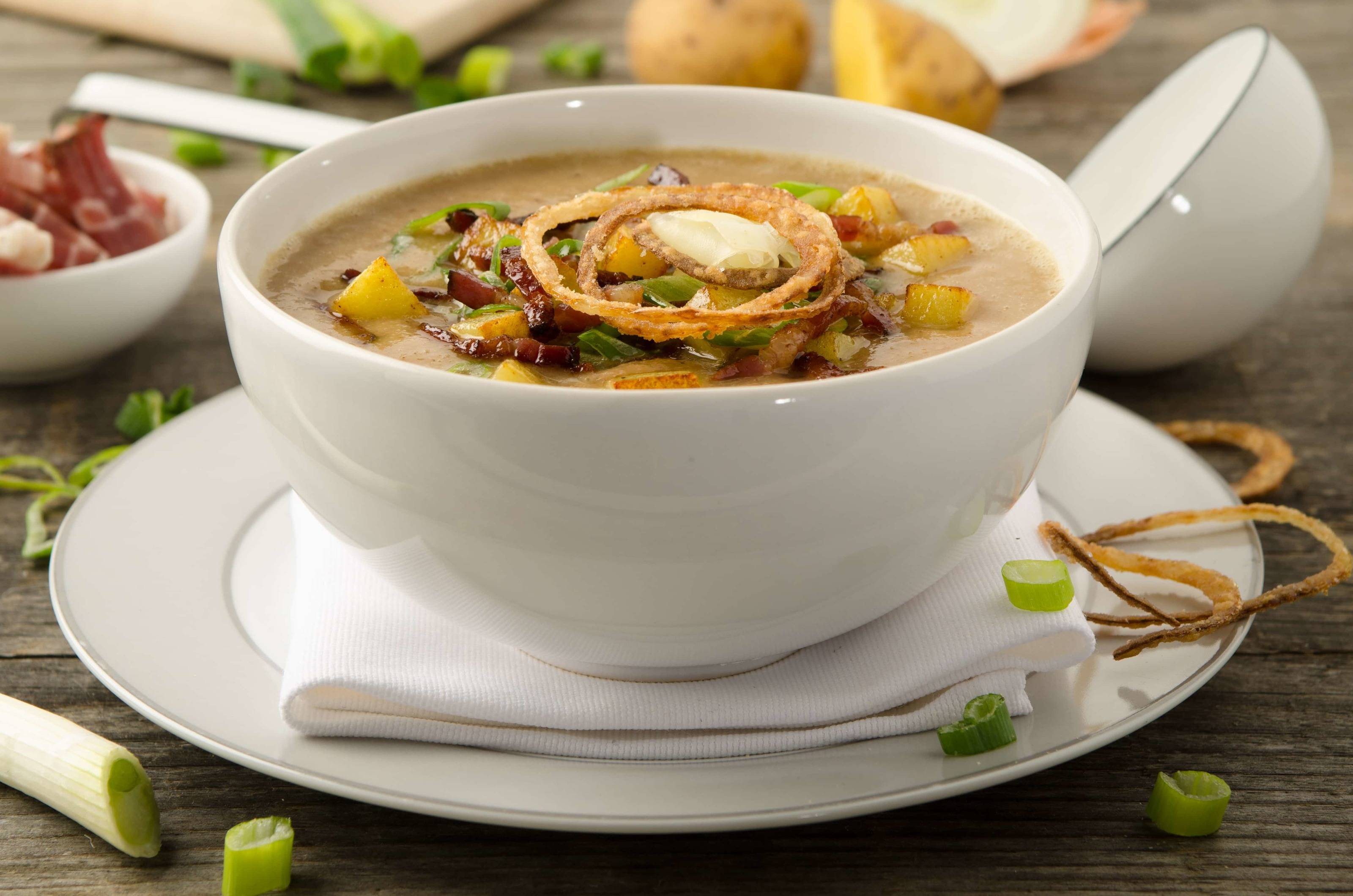 Speck-Bier-Suppe mit knusprigen Zwiebeln und Tiroler Bergkäse Rezept