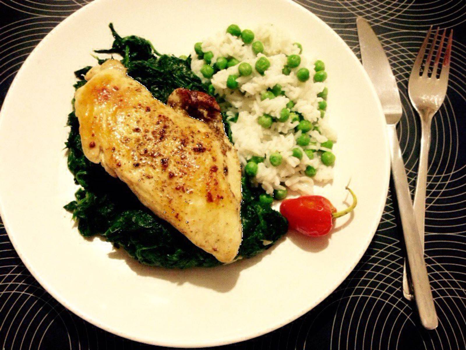 Gegrillte Lammsteaks mit schwarzer Olivensoße und Curryzwiebeln Rezept ...