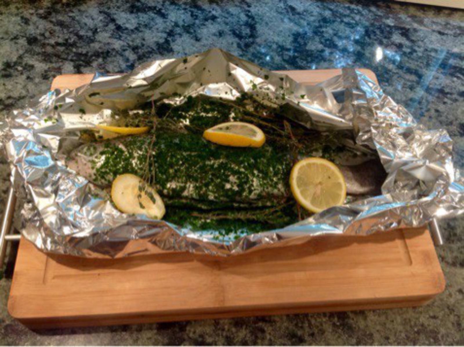 Kräuter-Zitronen-Forelle mit Folienkartoffel Rezept - ichkoche.de