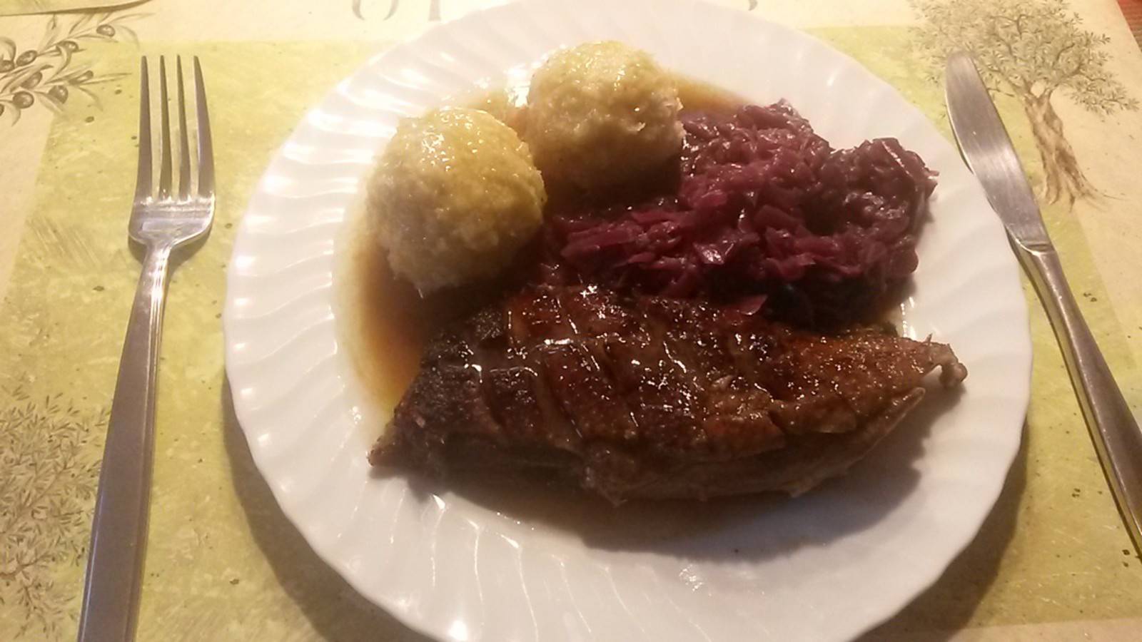 Gänsebrust mit Rotkraut, Knödeln und Kastanien Rezept - ichkoche.de
