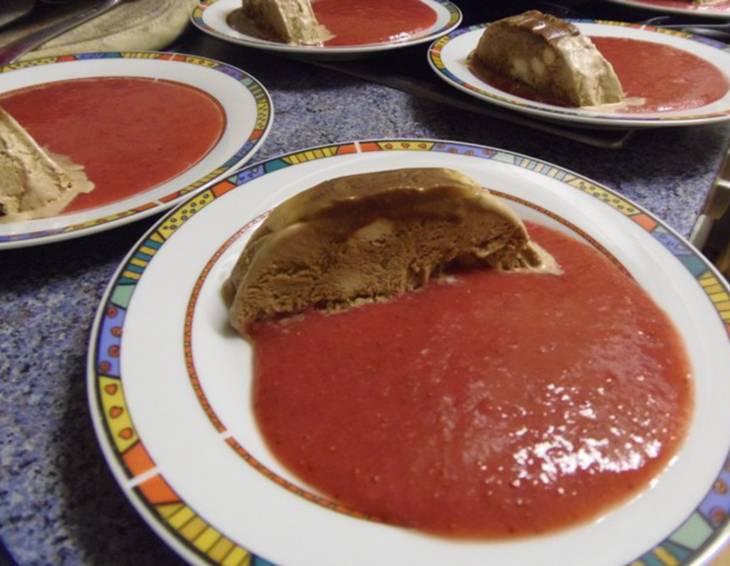 Schokoladeparfait mit Erdbeersauce Schokoladeparfait mit Erdbeersauce