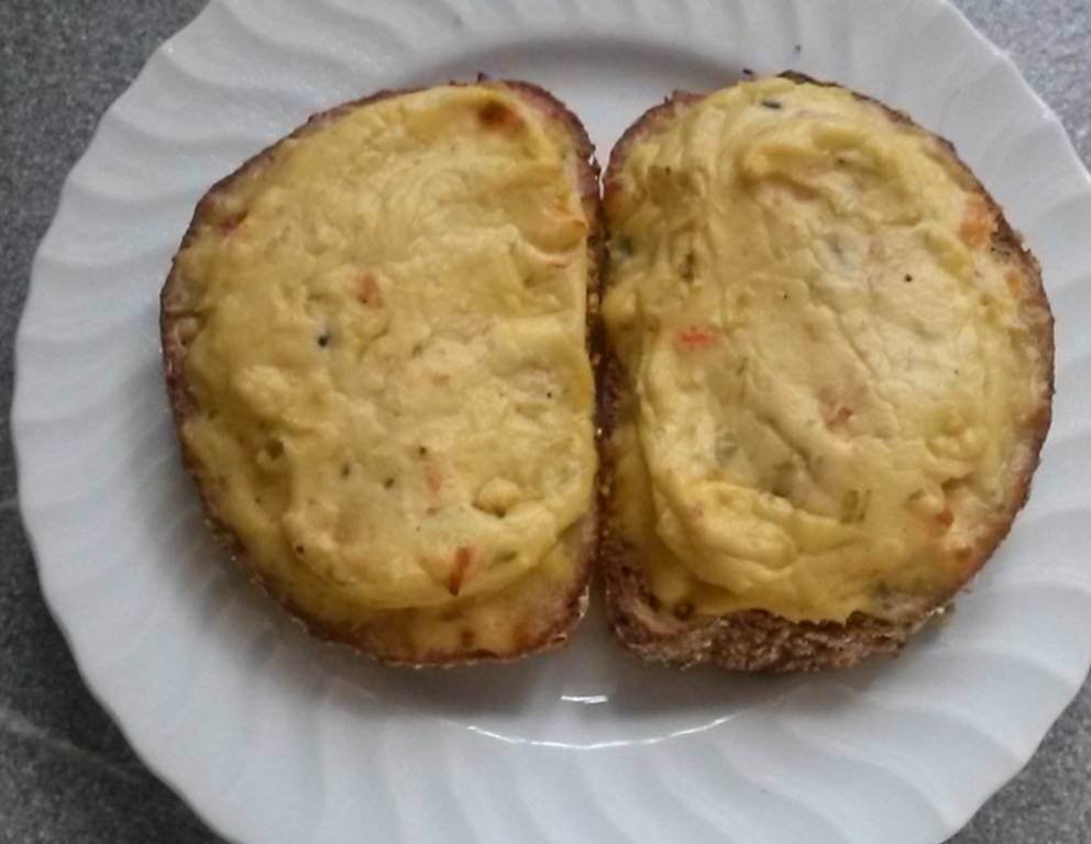 Brot mit geschmolzenem Käse Brot mit geschmolzenem Käse