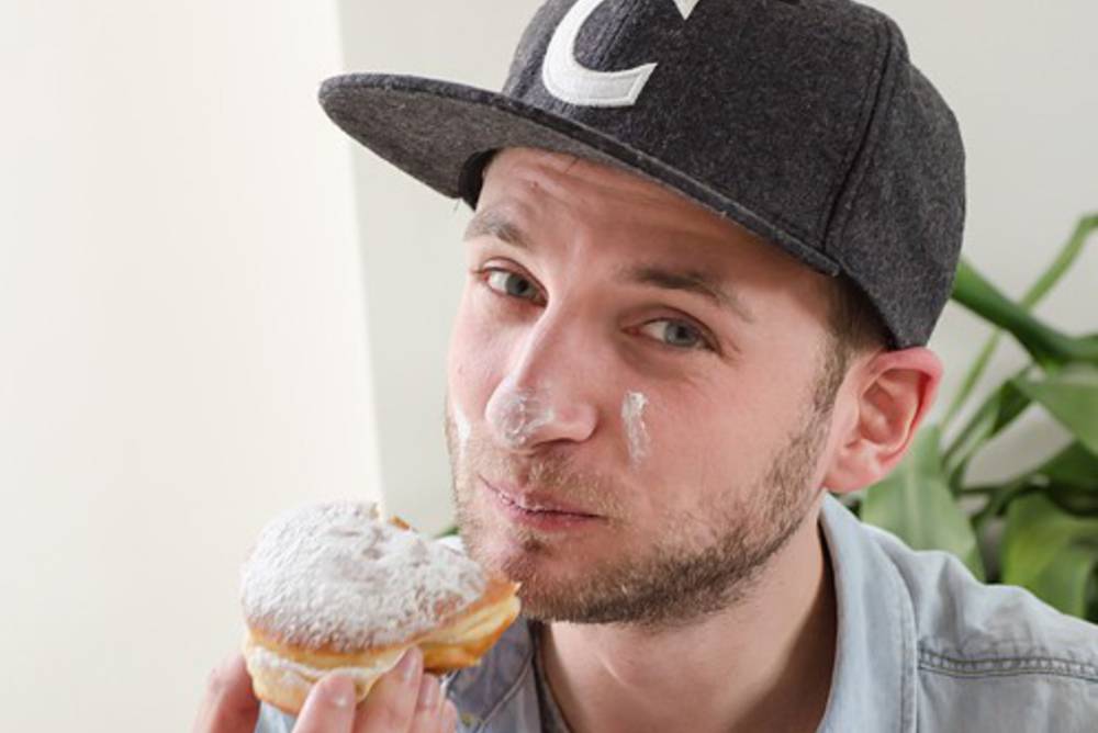 Unser Chefkoch Aaron beim Krapfenessen