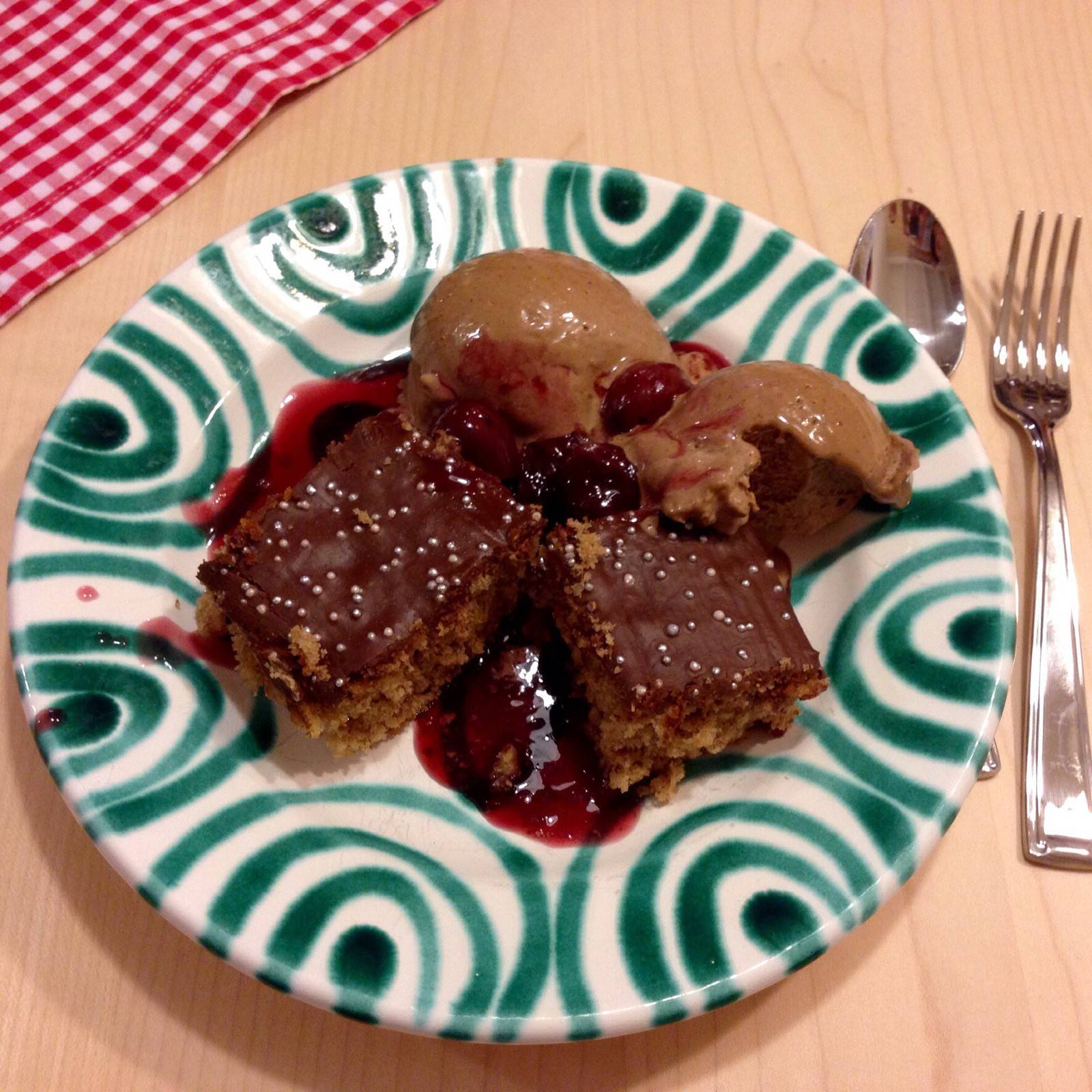 Schokoladen-Lebkuchen-Mousse mit Rum-Kirschen