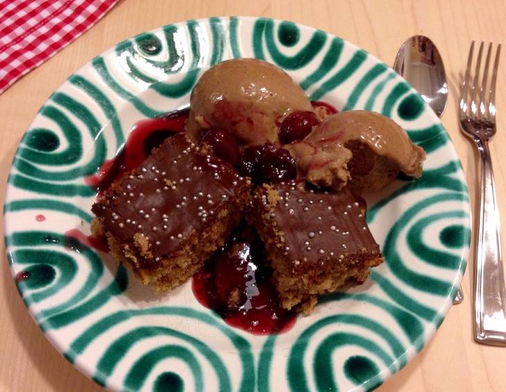 Schokoladen-Lebkuchen-Mousse mit Rum-Kirschen Schokoladen-Lebkuchen-Mousse mit Rum-Kirschen