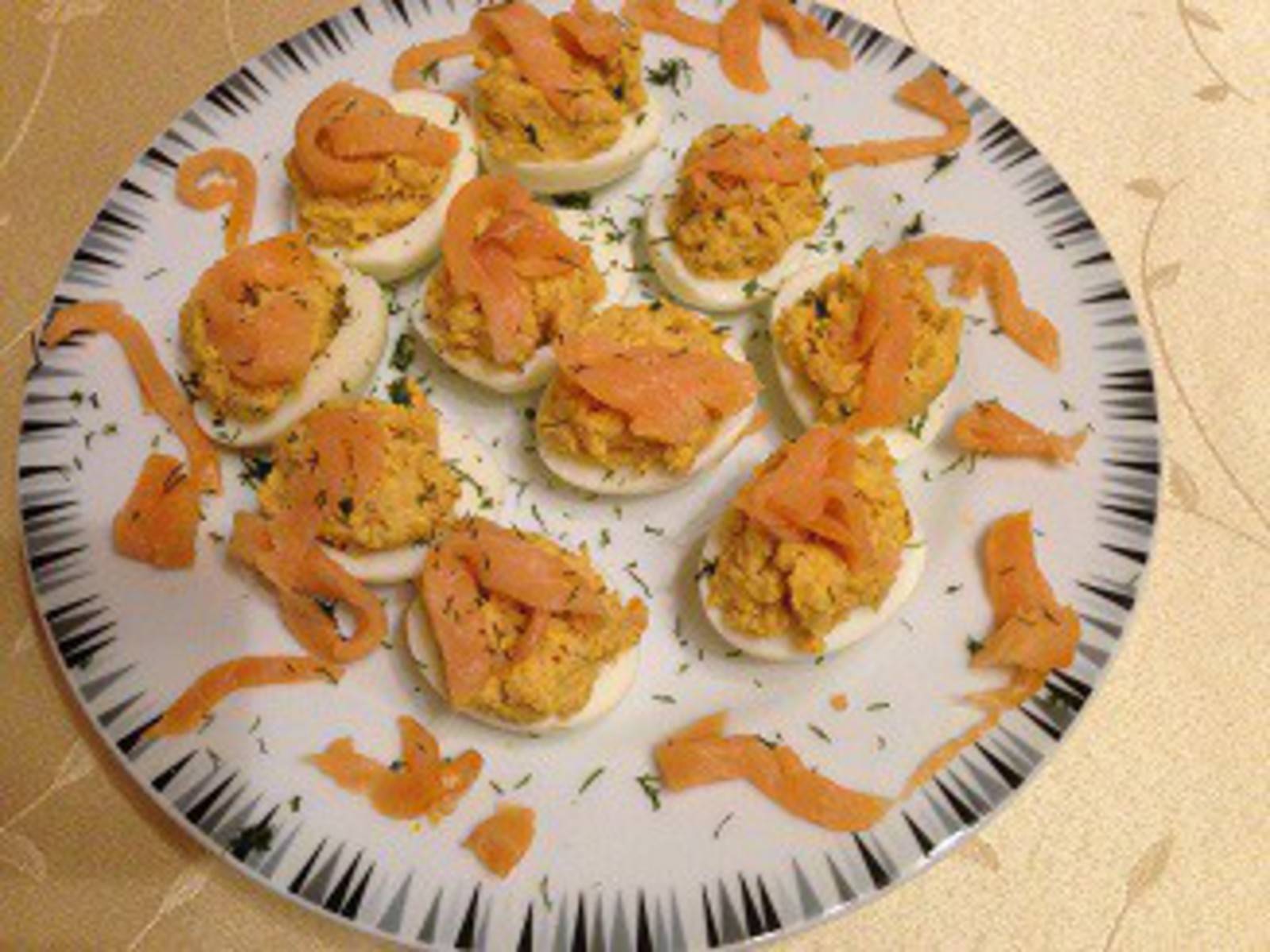 Gefüllte Eier mit Lachs Rezept - ichkoche.de Gefüllte Eier mit Lachs Rezept - ichkoche.de