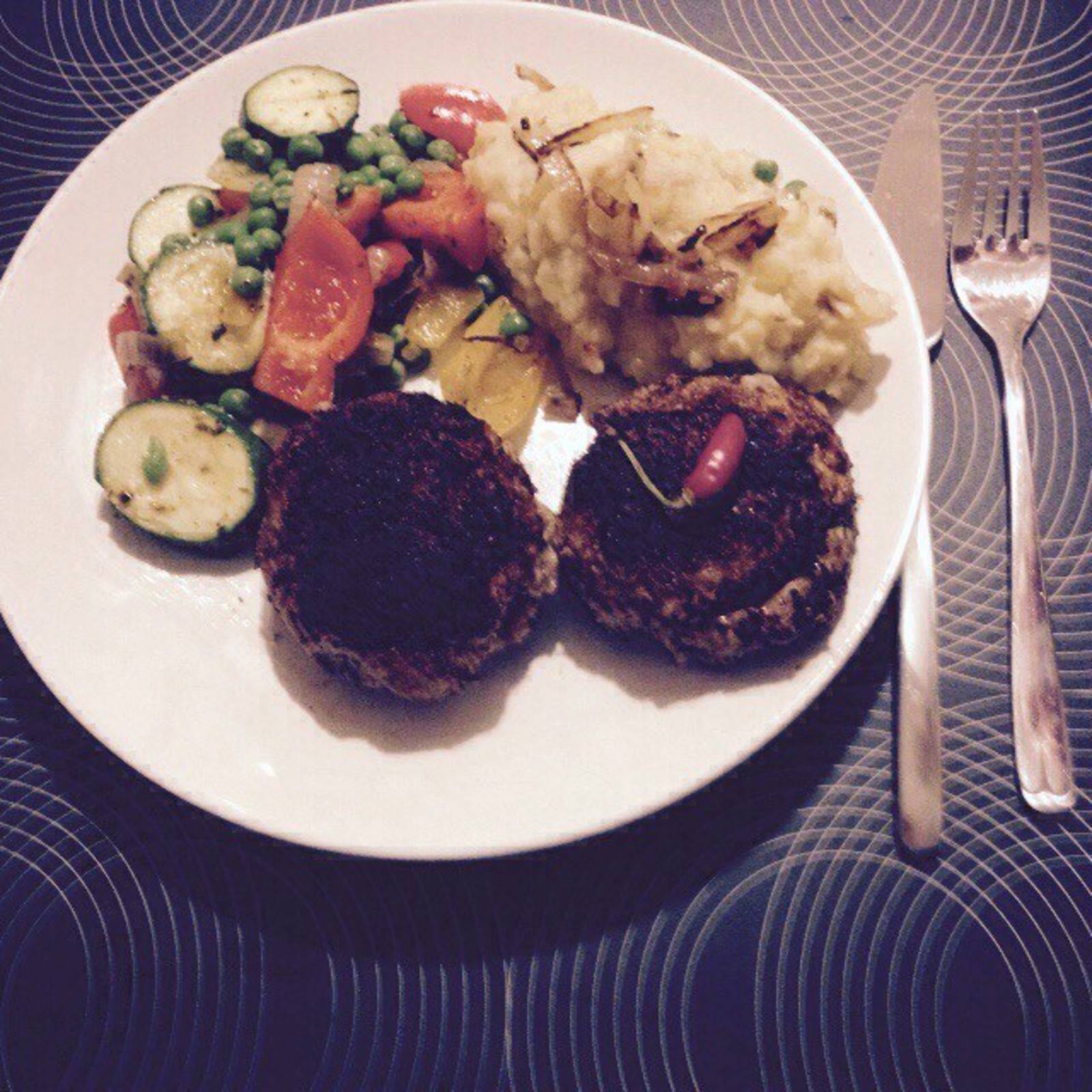 Faschierte Chili-Laibchen mit Kartoffelpüree Rezept - ichkoche.de Faschierte Chili-Laibchen mit Kartoffelpüree Rezept - ichkoche.de