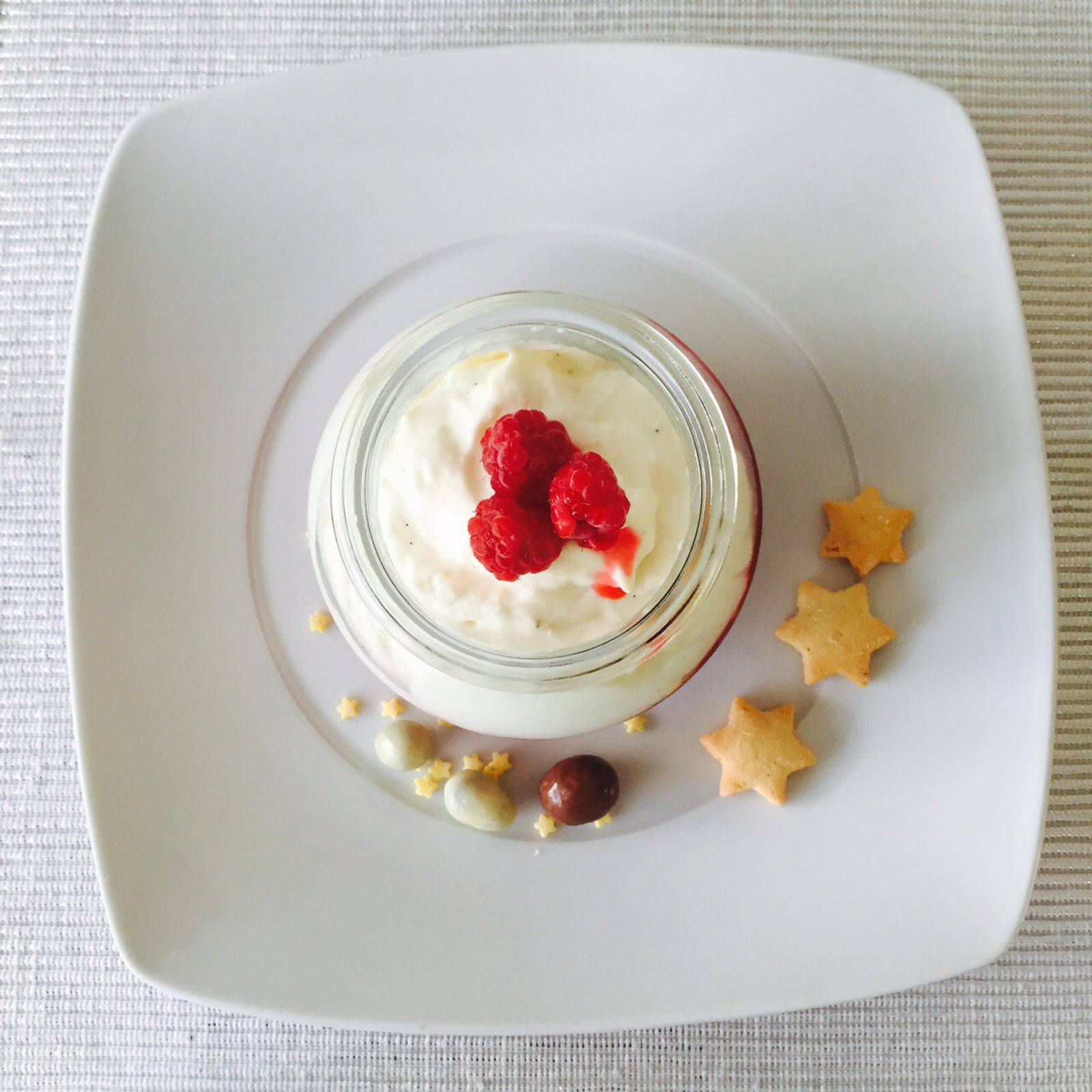 Topfenmousse mit gelierten Himbeeren Rezept - ichkoche.at