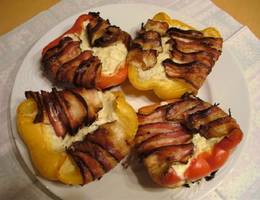 Gefüllte Paprika im Speckmantel Gefüllte Paprika im Speckmantel