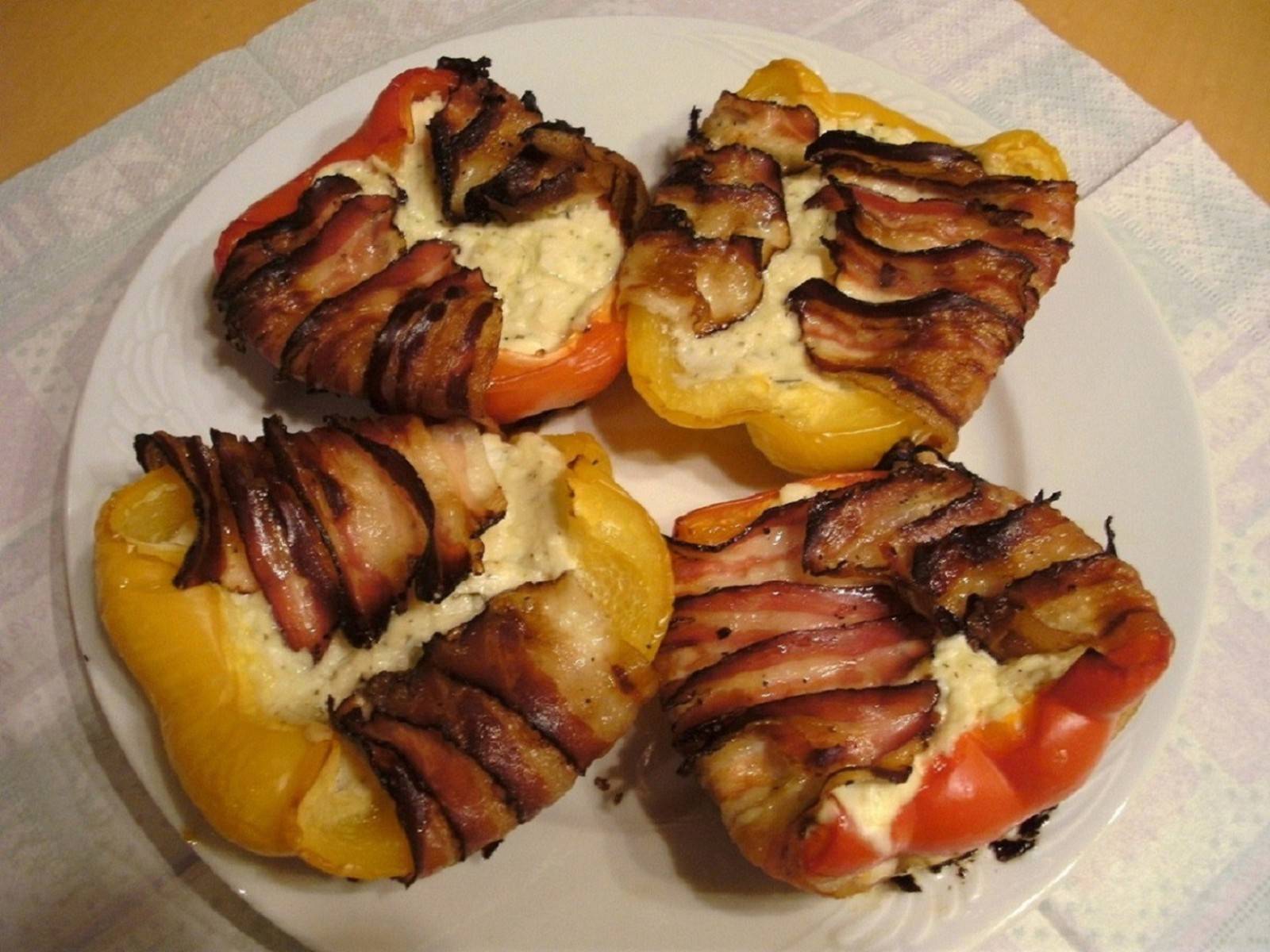 Gefüllte Paprika im Speckmantel Rezept - ichkoche.de Gefüllte Paprika im Speckmantel Rezept - ichkoche.de