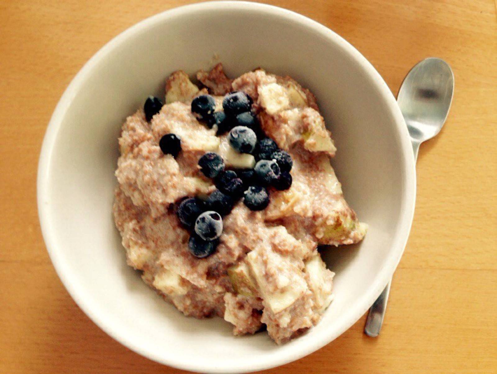 Dinkelvollkorn-Porridge mit Heidelbeeren