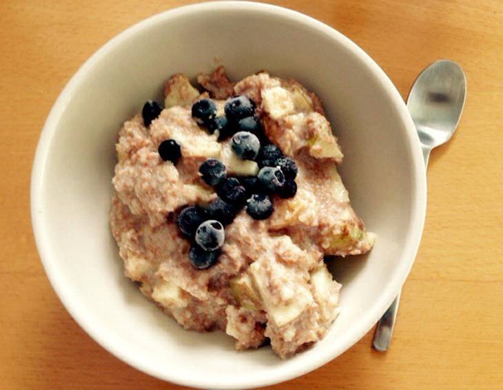 Dinkelvollkorn-Porridge mit Heidelbeeren