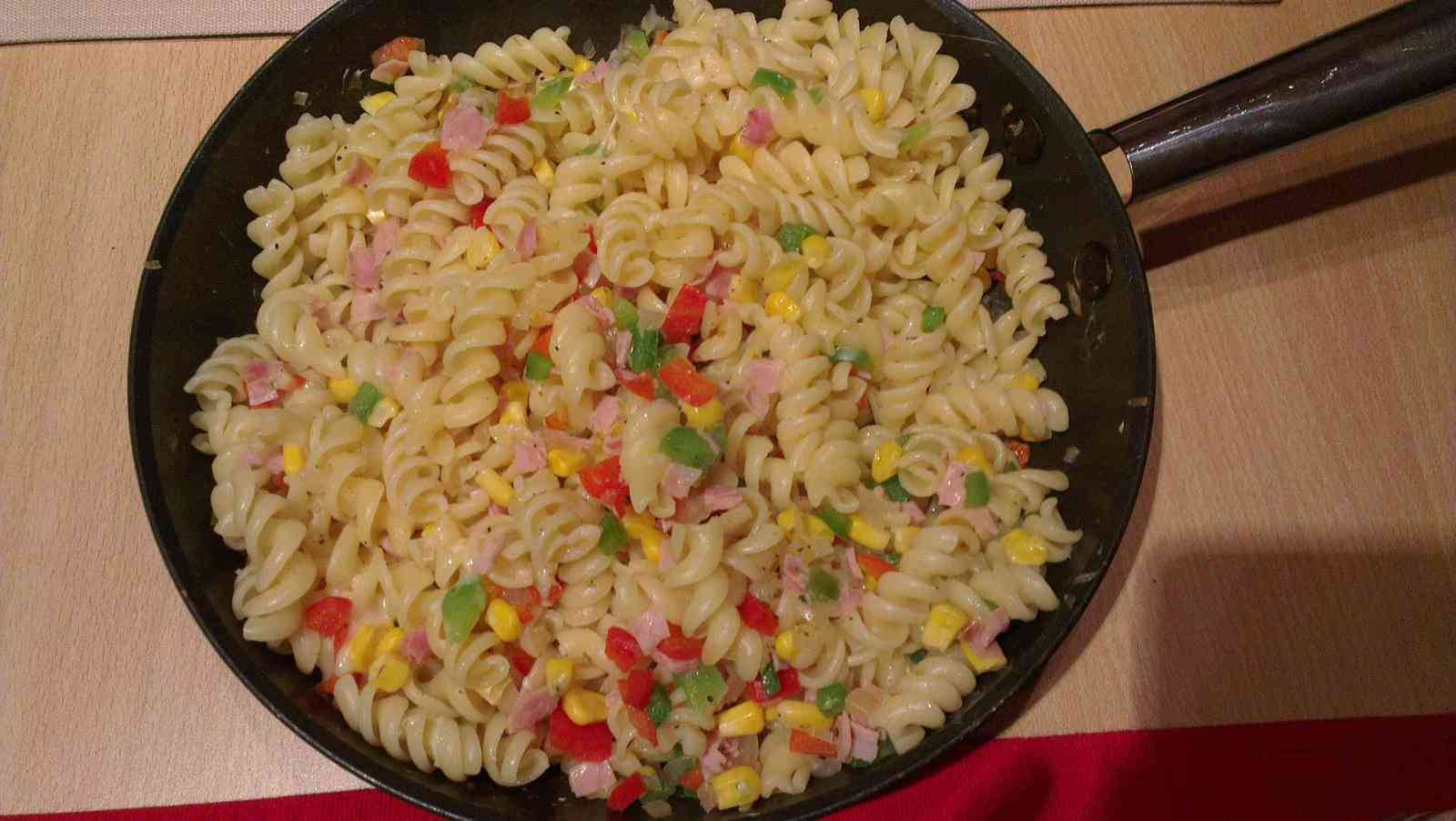 Bunte Nudelpfanne Rezept - ichkoche.at Bunte Nudelpfanne Rezept - ichkoche.at