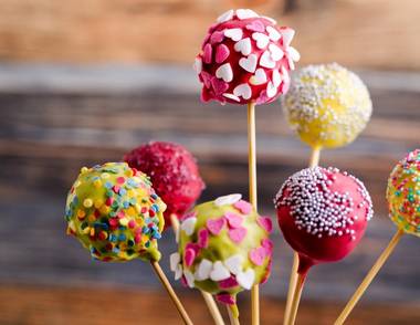 Die besten Cake Pops Rezepte Sie sehen dieses Bild nicht? Klicken Sie mit der rechten Maustaste darauf und wählen Sie „Bilder herunterladen.“