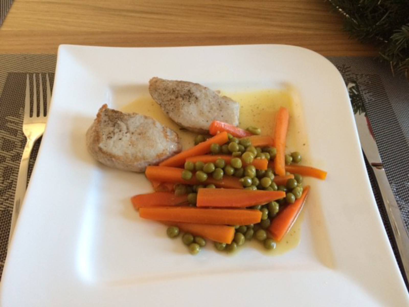 Glasierte Karotten mit Erbsen Rezept - ichkoche.de Glasierte Karotten mit Erbsen Rezept - ichkoche.de