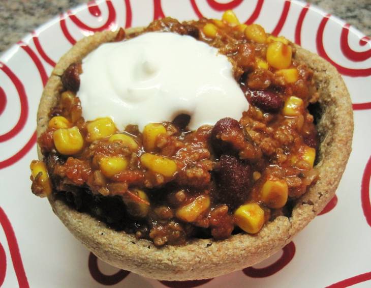 Chili con Carne in der Brotschüssel Chili con Carne in der Brotschüssel