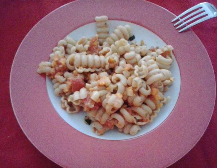 Pasta mit Gemüse-Tomatensugo