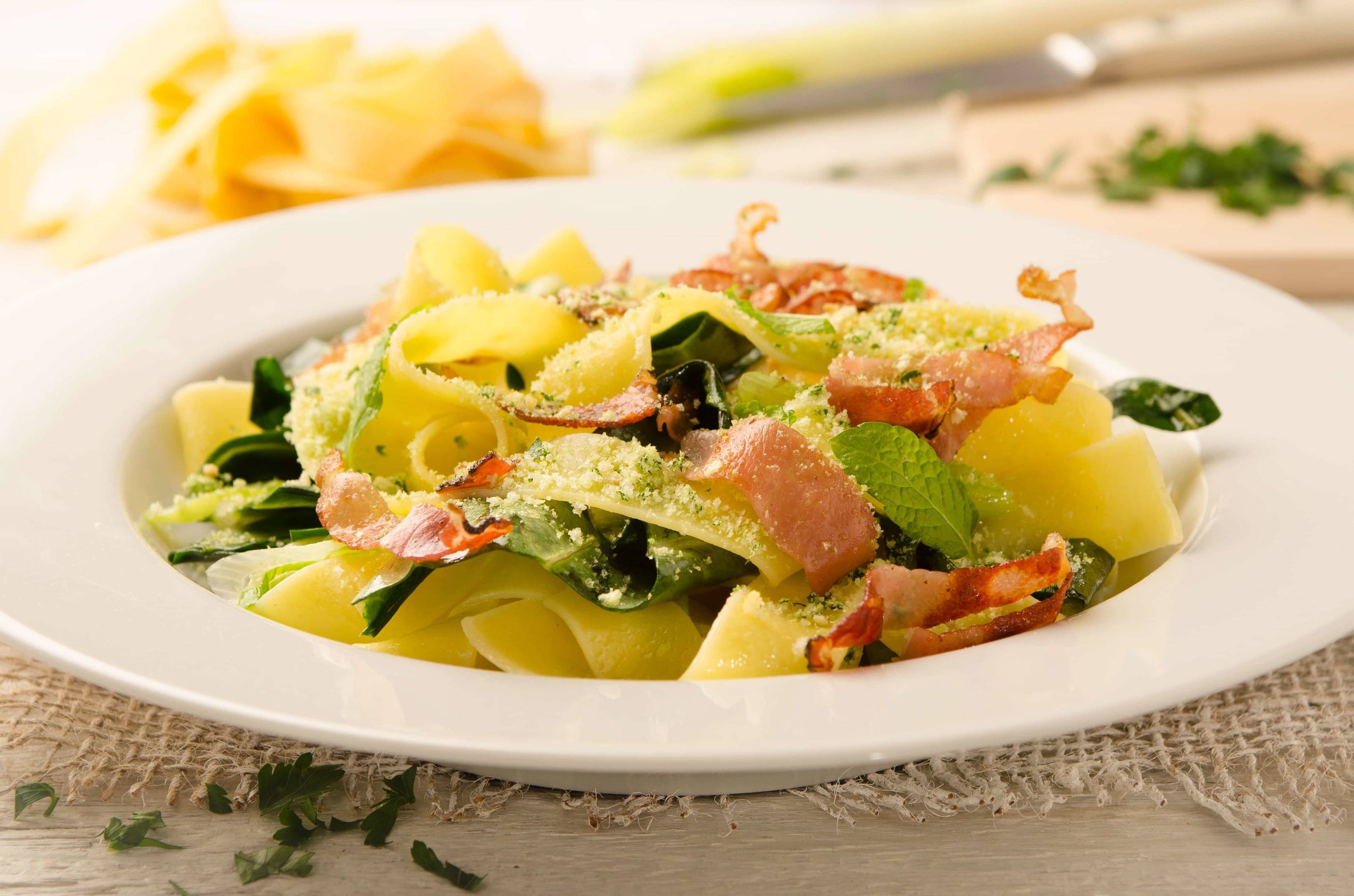 Nudeln mit Schinkenspeck, Mangold und Kräuterbröseln