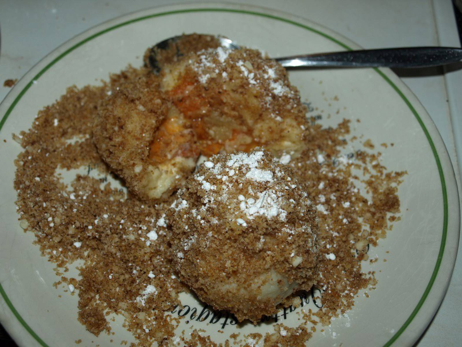 Marillenknödel mit Marzipan