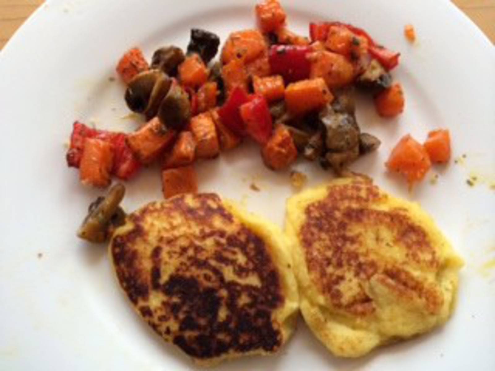 Kartoffel-Laibchen mit Schmorgemüse Rezept - ichkoche.de Kartoffel-Laibchen mit Schmorgemüse Rezept - ichkoche.de