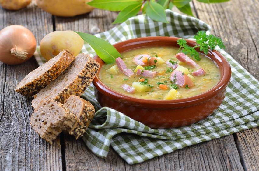 Erbsensuppe mit Würsteln