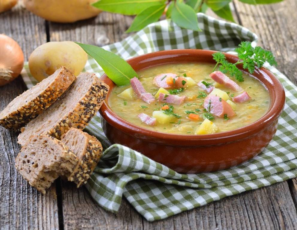 Erbsensuppe mit Würsteln Erbsensuppe mit Würsteln