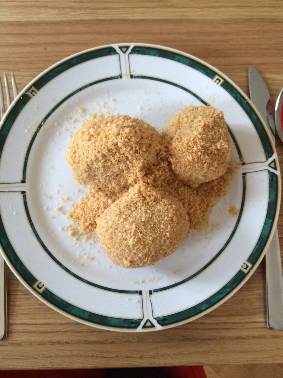 Obstknödel mit Topfenteig und Brösel
