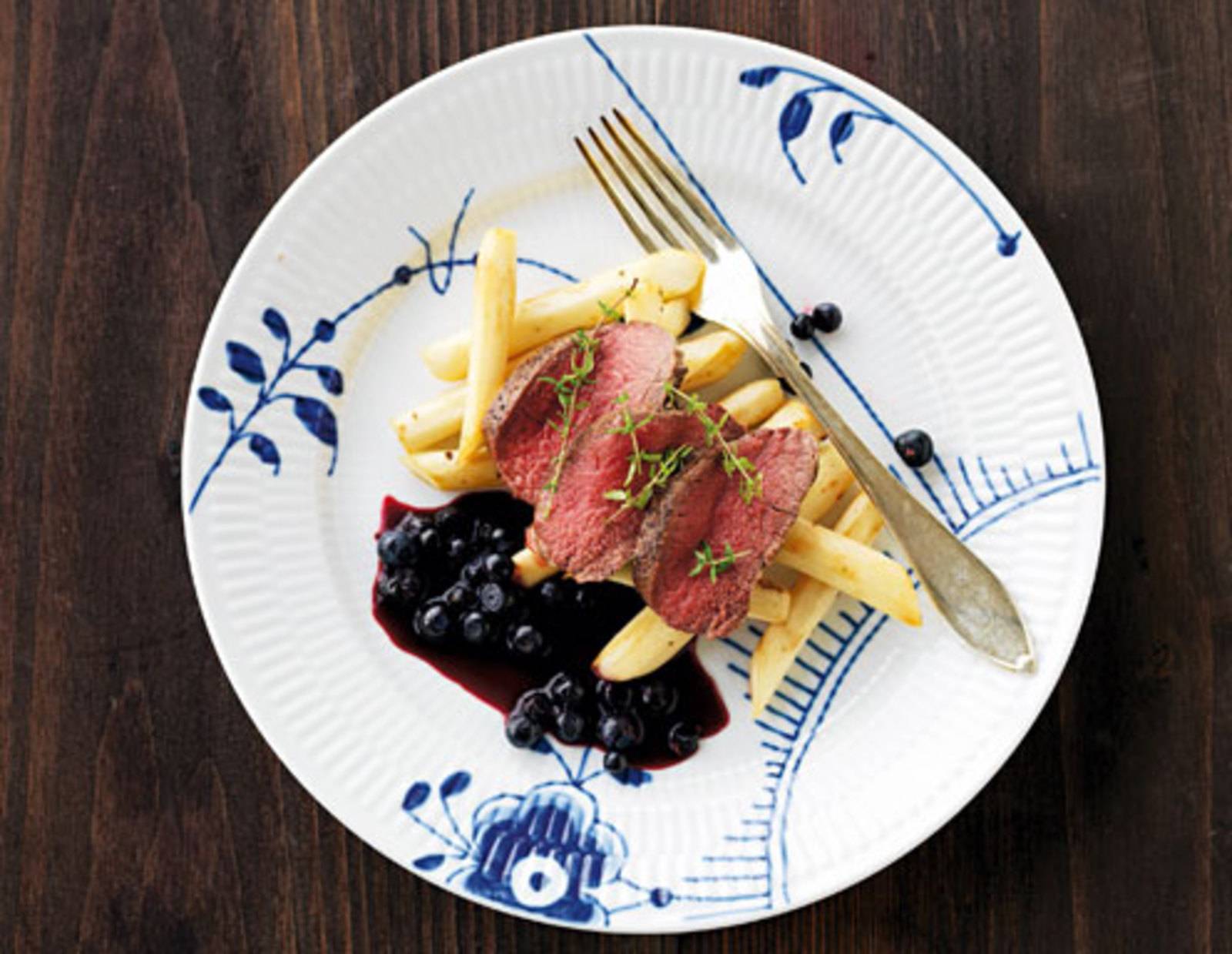 Hirschfilet in Heidelbeersauce und gebratenen Schwarzwurzeln Rezept