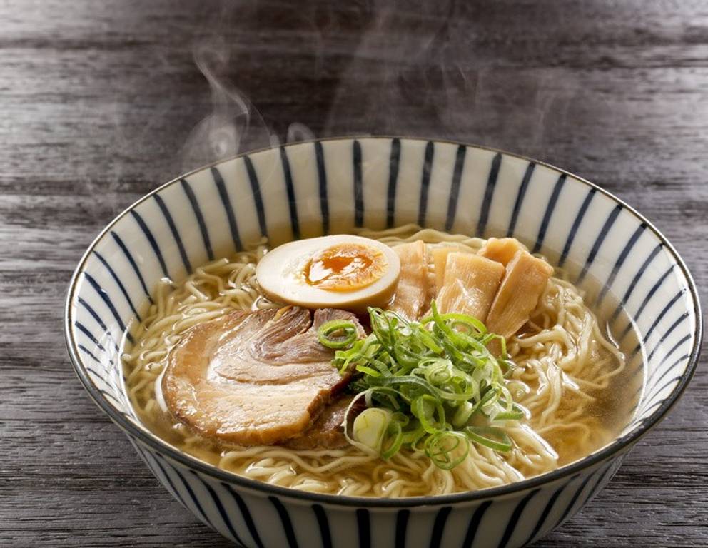 Tonkotsu Ramen - Japanische Nudelsuppe Tonkotsu Ramen - Japanische Nudelsuppe