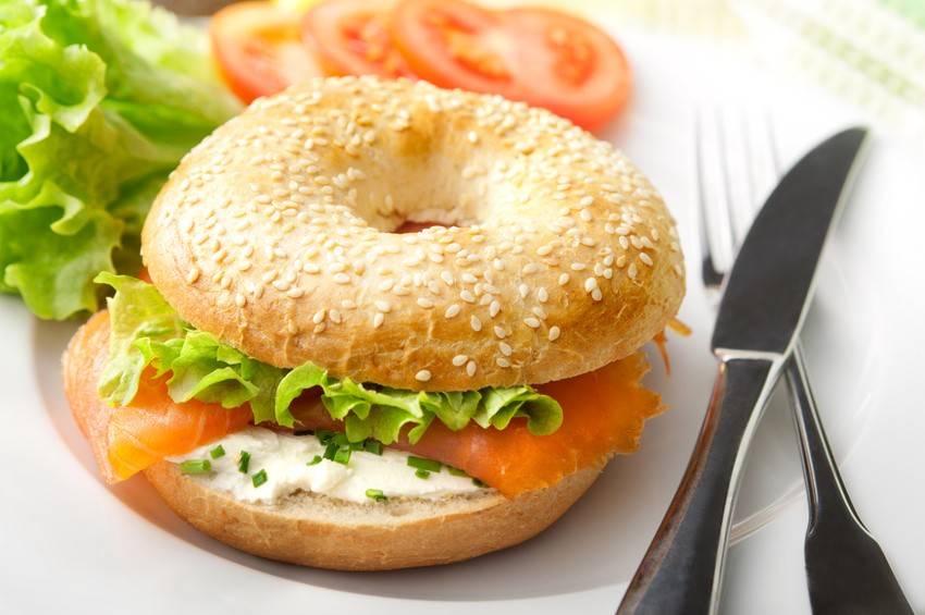 Sesam-Bagels mit Lachs