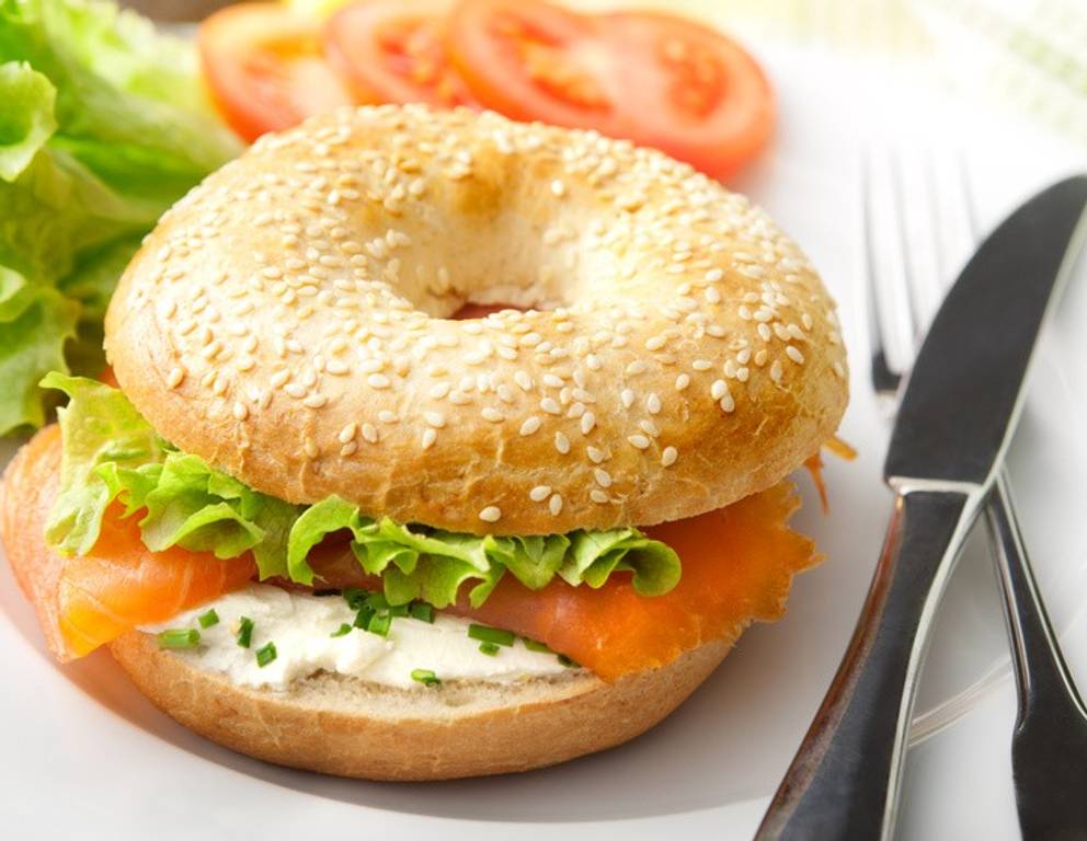 Sesam-Bagels mit Lachs Sesam-Bagels mit Lachs