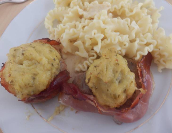 Schweinsmedaillons mit Kartoffelhäubchen Schweinsmedaillons mit Kartoffelhäubchen