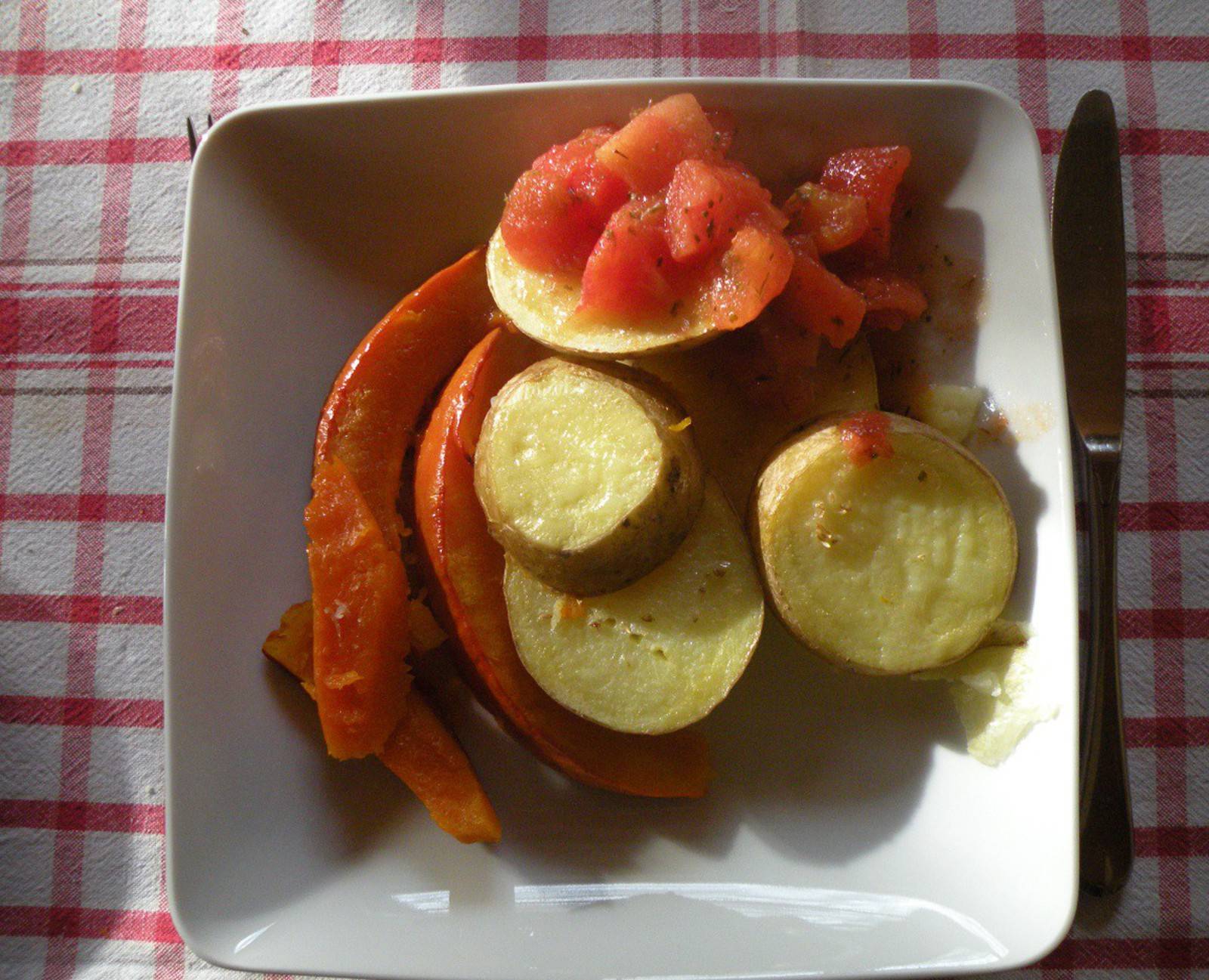 Scharfes Ofengemüse mit Tomatentopping