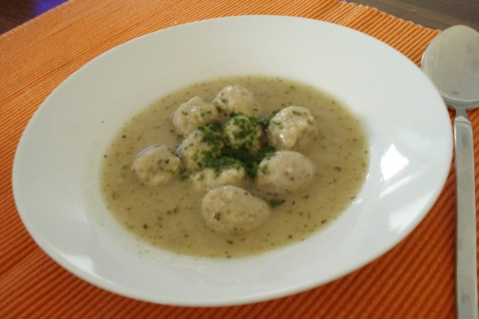 Bröselknöderln als Suppeneinlage