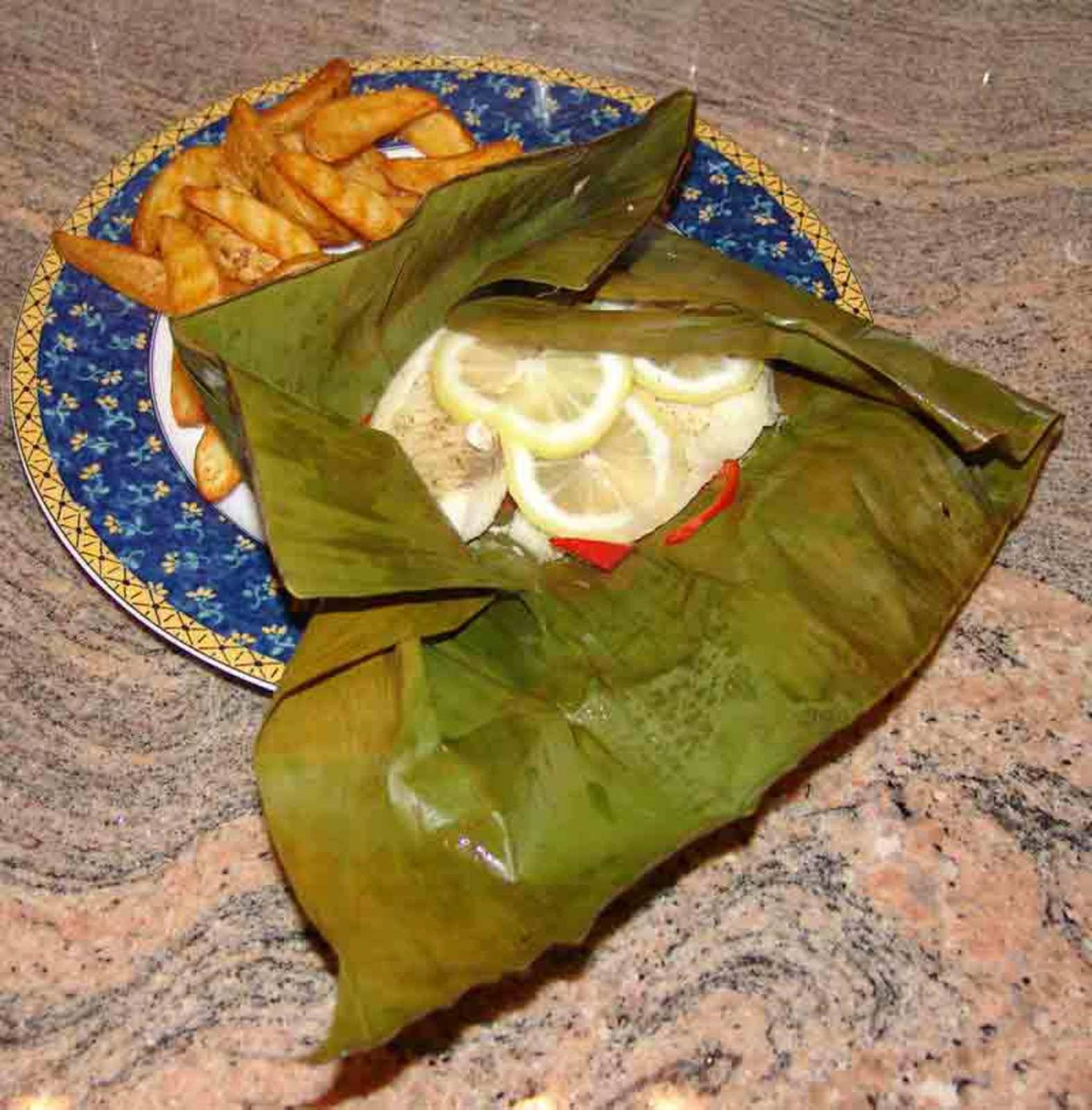 Gegrilltes Rotbarschfilet im Bananenblatt