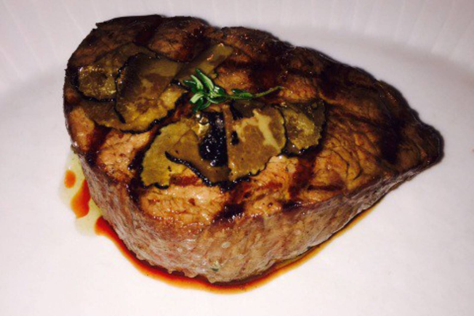 Tournedos mit schwarzen Trüffeln und Grappa-Rosinen Rezept - ichkoche.ch Tournedos mit schwarzen Trüffeln und Grappa-Rosinen Rezept - ichkoche.ch